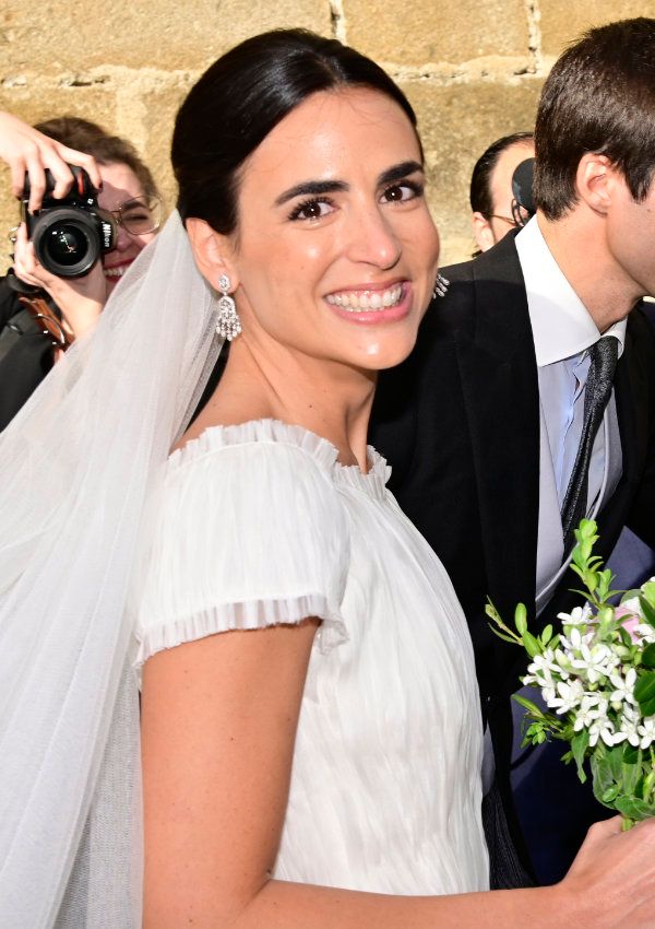 Blanca Sainz el día de su boda con vestido minimalista