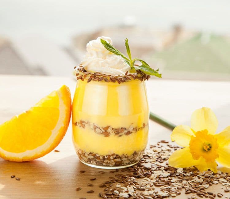 Natillas de avena y naranja con granola y semillas de lino