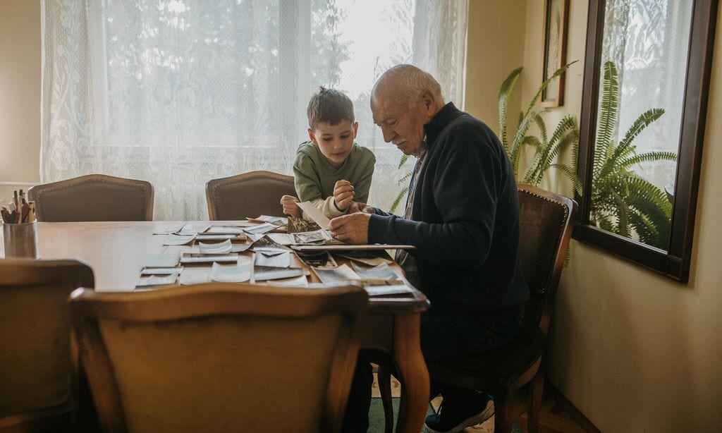 abuelo con su nieto