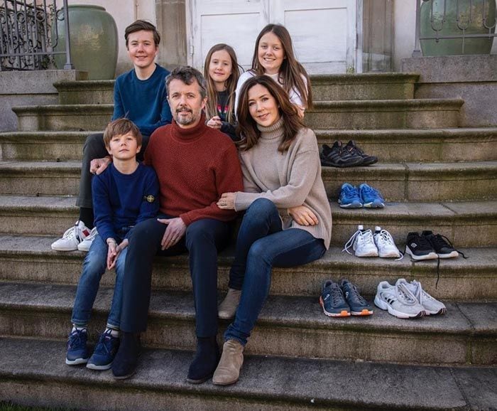 Federico y Mary de Dinamarca con sus cuatro hijos