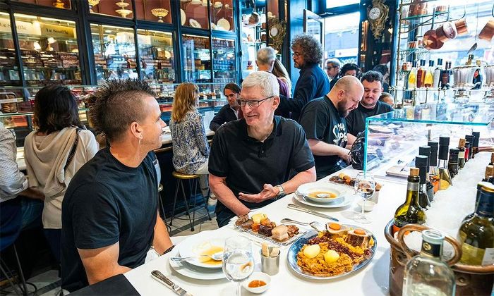 La imagen de David Muñoz comiendo un cocido madrileño con Tim Cook da la vuelta al mundo