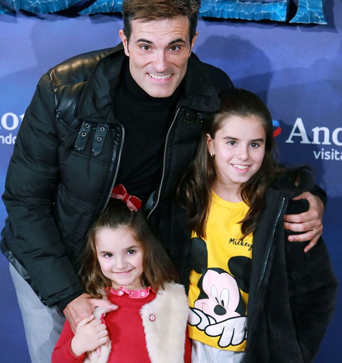 Luis Larrodera con sus hijas