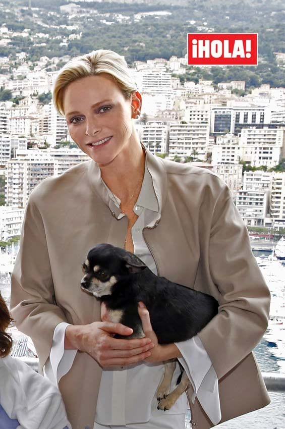 Charlene de Mónaco con su perro Monte