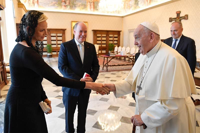 Alberto y Charlene de Mónaco con el Papa Francisco