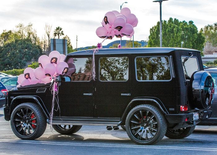 La pequeña de la casa, Kylie Jenner, pronto le ha cogido el gusto a los coches y si al principio heredo uno de los todoterrenos de su madre, su novio, el rapero Tyga, le regaló un Ferrari blanco por su cumpleaños
