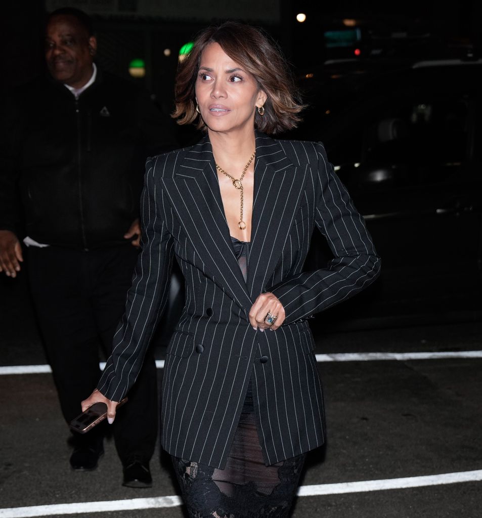 Halle Berry combinó su falda lencera con un brazer oversized de aires masculinos