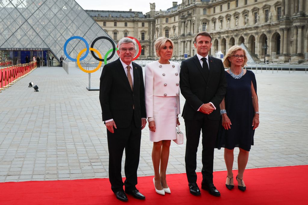 Emmanuel y Brigitte Macron se inmortalizan con el presidente del COI y su mujer