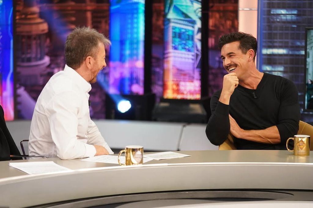 Mario Casas promociona su nueva película de época, 'El secreto del orfebre', en El Hormiguero 