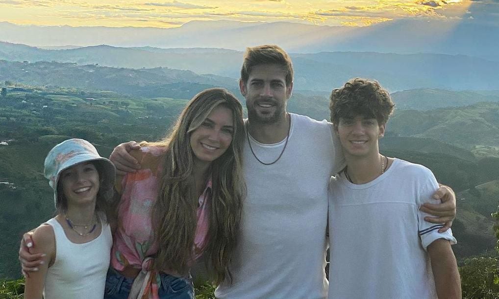 Elizabeth Gutiérrez y William Levy con sus hijos