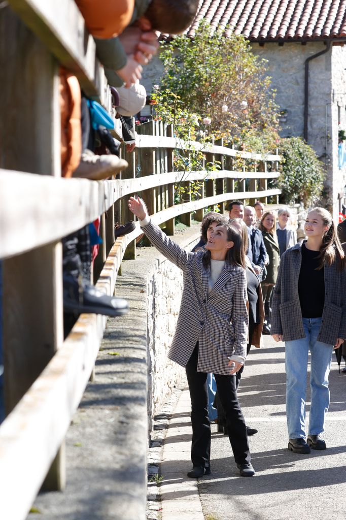 Reina Letizia saludando a los sotrianos en su visita como Pueblo Ejemplar 2024