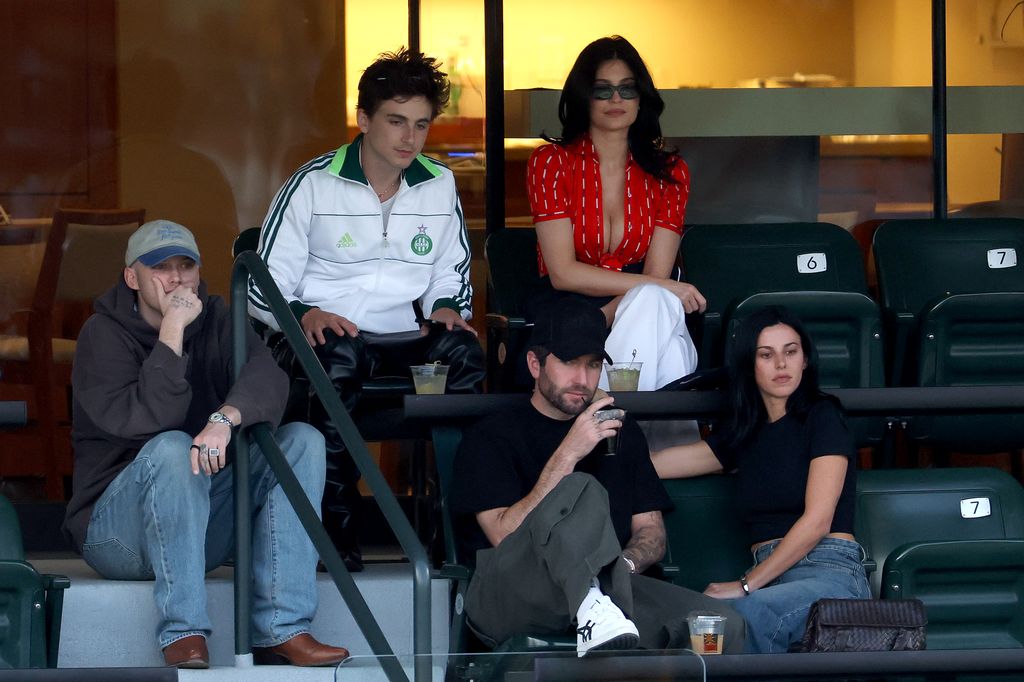 Timothee Chalamet y Kylie Jenner asisten a un partido durante el BNP Paribas Open en el Indian Wells Tennis Garden el 09 de marzo de 2025 en Indian Wells, California.