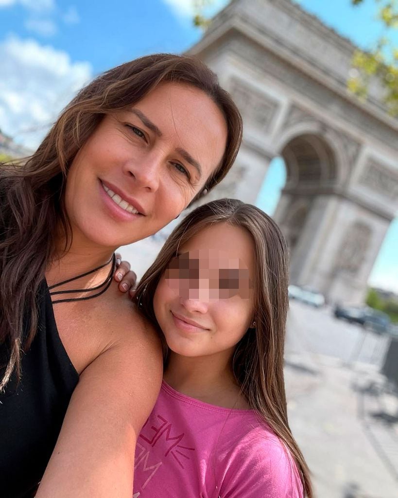 Karla Sofía Gascón con su hija Victoria 