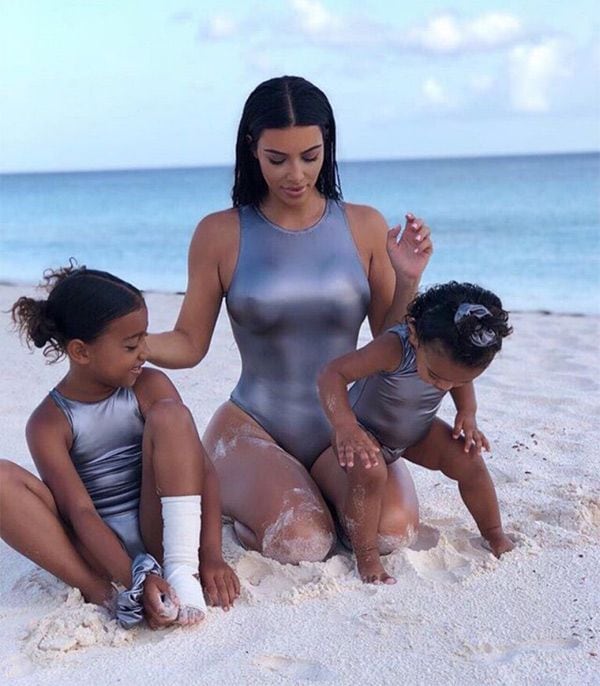 kim kardashian hijos traje bano