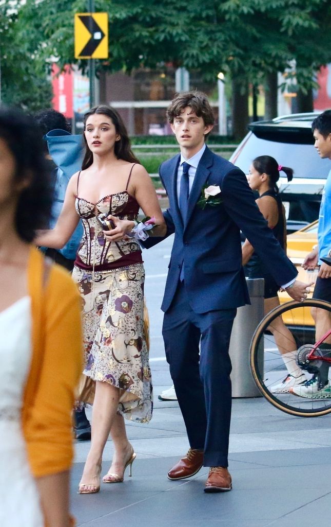 Suri Cruise junto a Toby Cohen el día de su baile de graduación de la preparatoria, en junio de 2024.