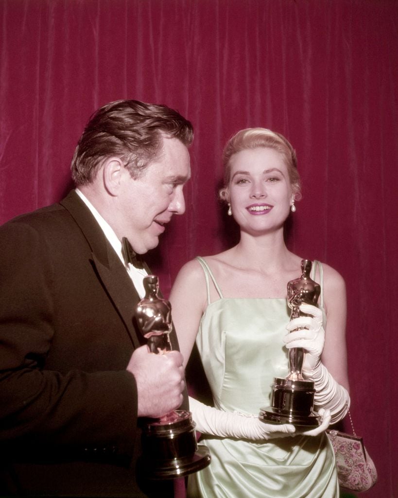 Grace Kelly con el Oscar que ganó a Mejor actriz