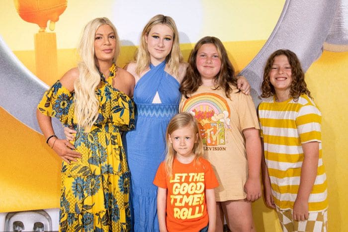 Tori Spelling junto a cuatro hijos 