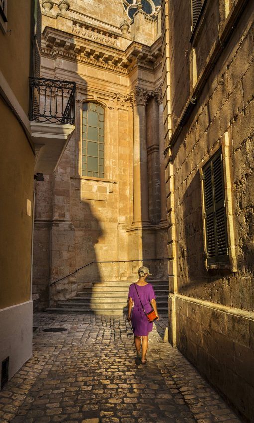 ciutadella de menorca paseando junto a la catedral