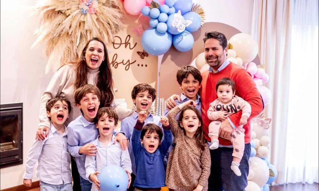 Ana Iglesias y su marido, Jesús, junto a sus hijos