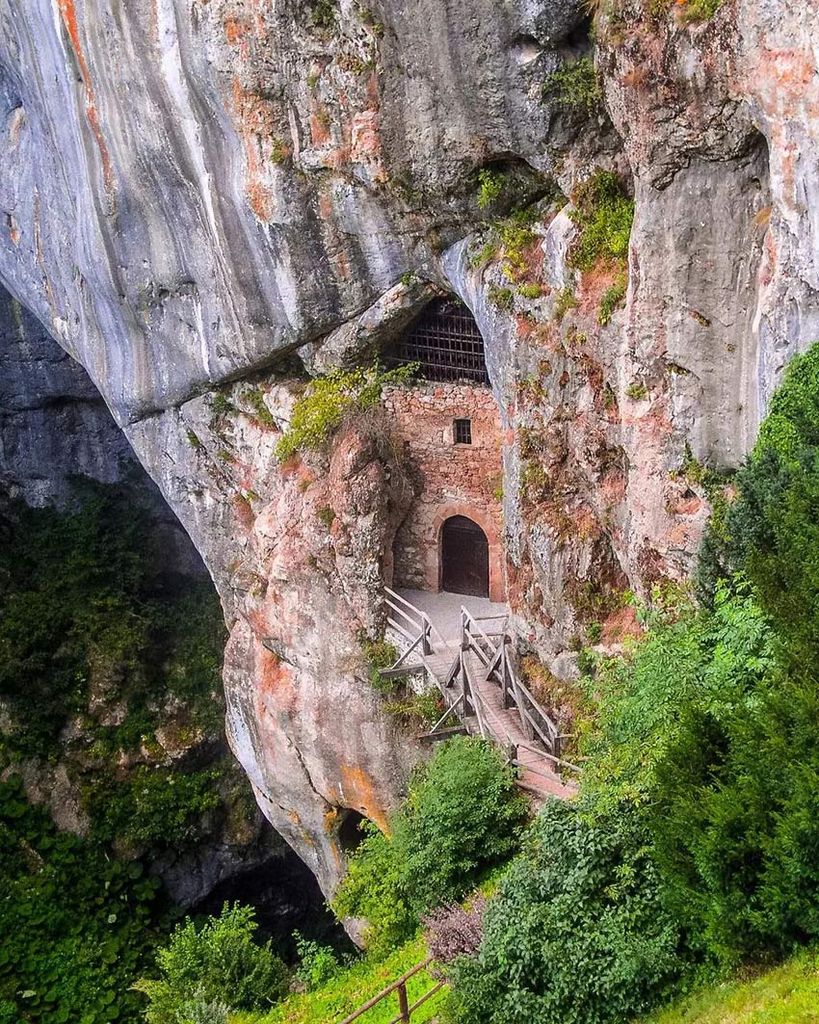 cave under predjama castle