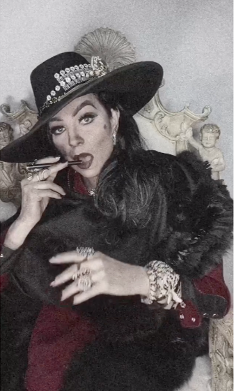 Thalía imitando a María Félix