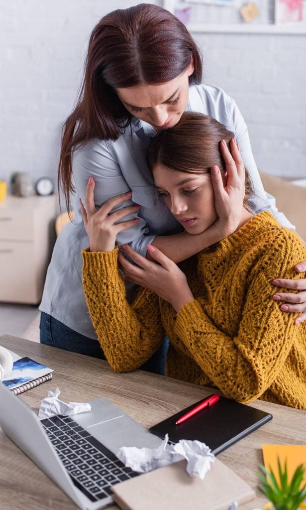 Madre consolando a su hija