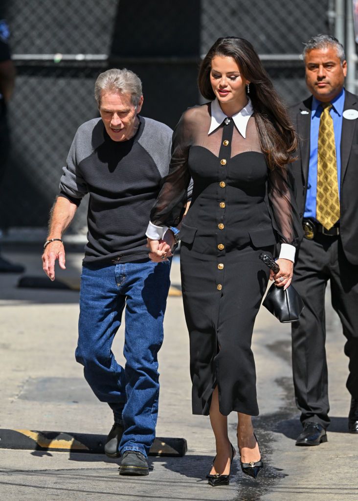 Selena Gomez con su abuelo en las calles de Los Ángeles 