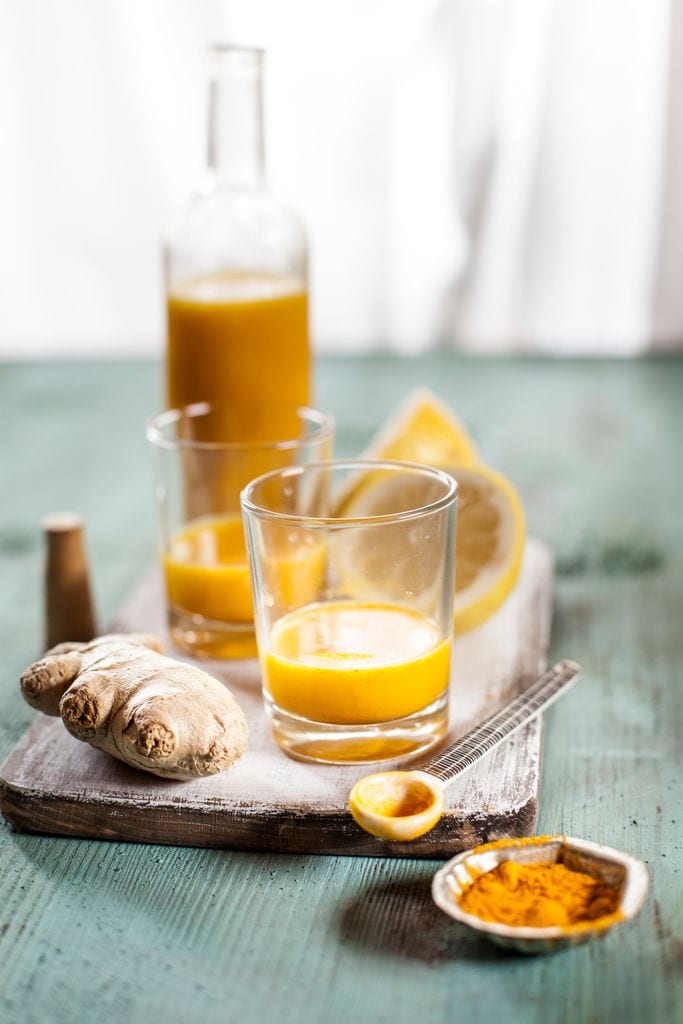 Agua con limón, cúrcuma y jenjibre