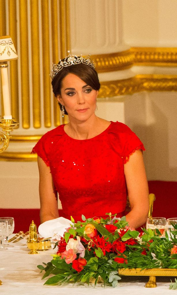 kate middleton con vestidos escarlata de jenny packham y la cambridge lover 39 s knot tiara