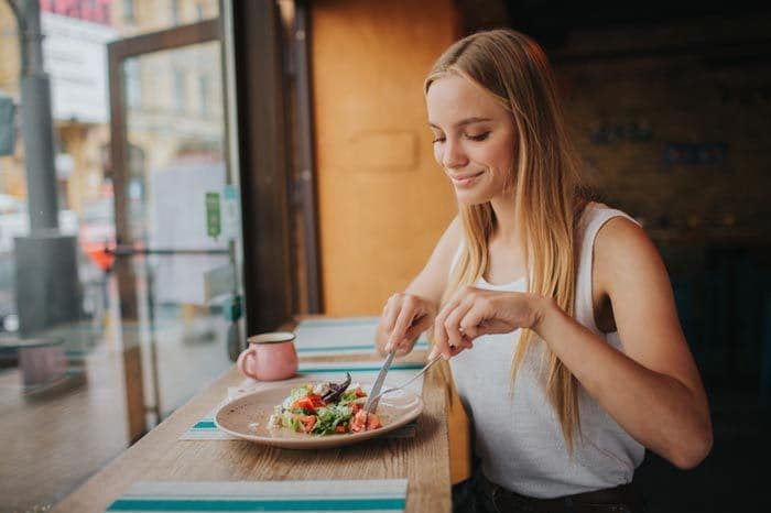 chica comiendo una ensalada