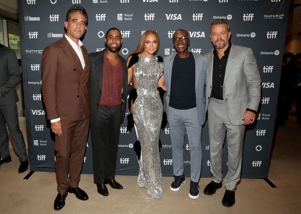 Jennifer Lopez posó junto a sus compañeros de elenco y junto a uno de los productores de su película y amigo de Ben, Matt Damon