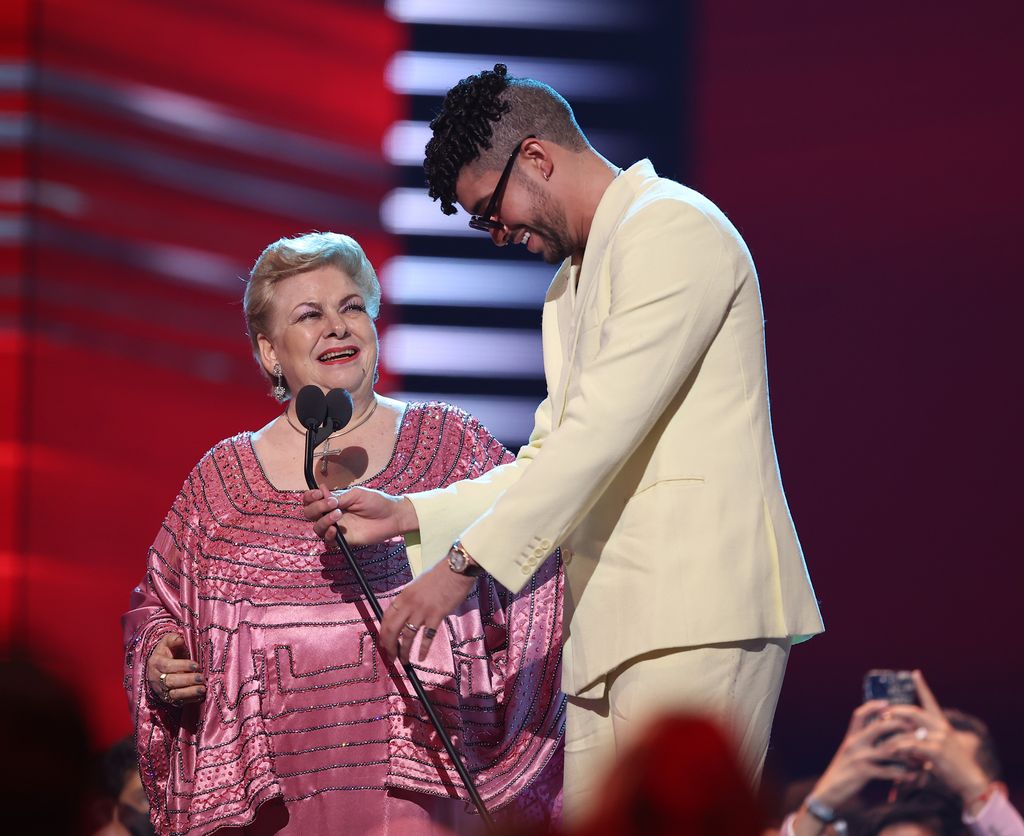 Paquita la del Barrio y Bad Bunny en los Premios Billboard a la Música Latina, en 2021.