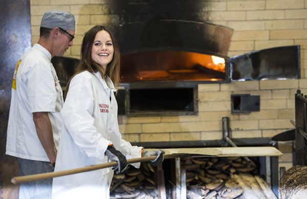 Una Princesa todoterreno, así es Sofia de Suecia que no dudó en ponerse el delantal y unirse al trabajo en un horno de pan
