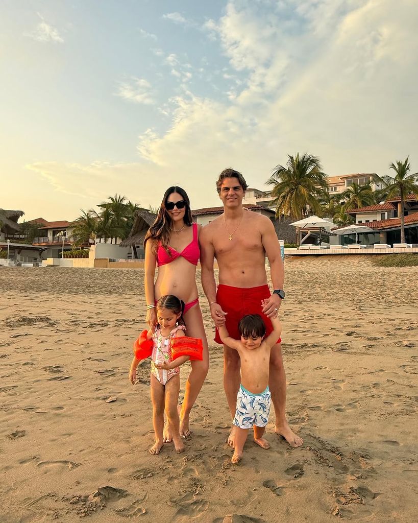 Ximena Navarrete y su familia 