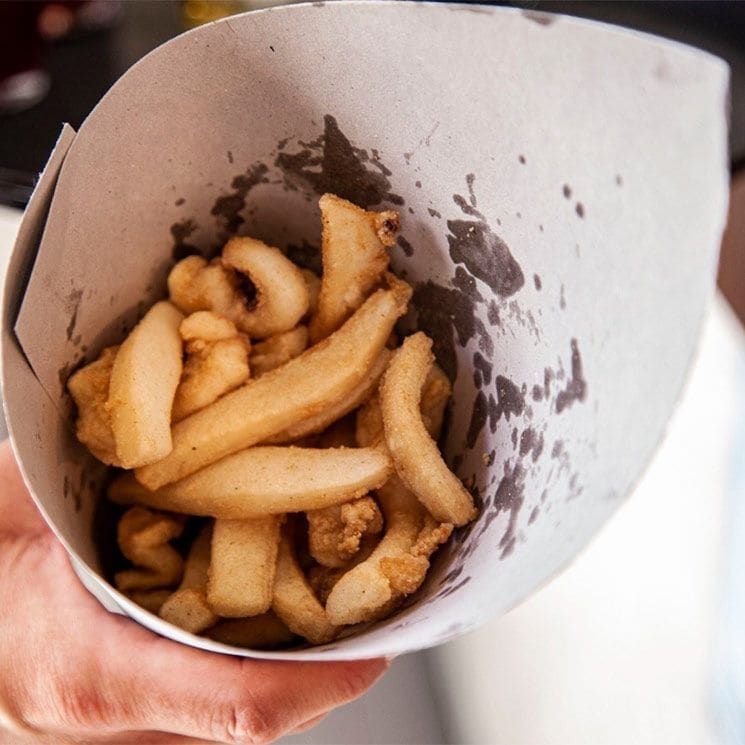 Típico cucurucho de choquitos "Pescaito frito" 🦑 A demanda, recién hecho y calentito" de Freidor Casa Manteca