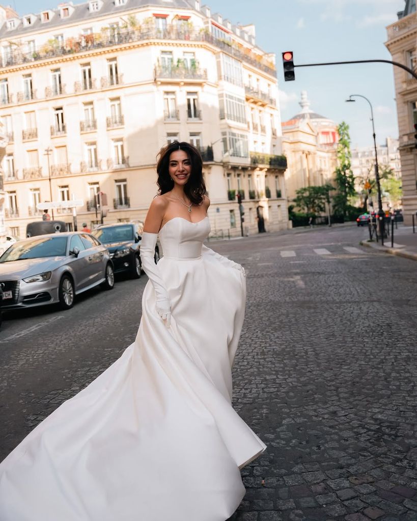 La actriz eligió un espectacular vestido con escote corazón para su gran día