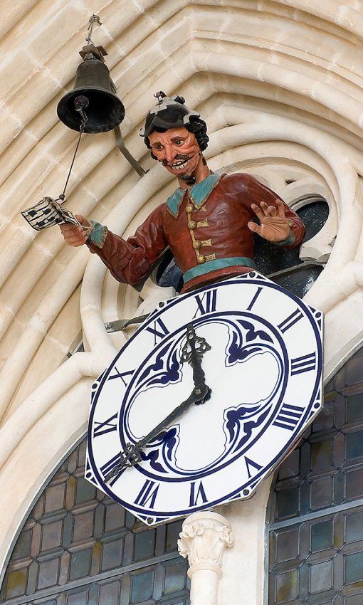 El papamoscas es la entrañable figura que abre y cierra la boca cuando el reloj de la Catedral da las horas.