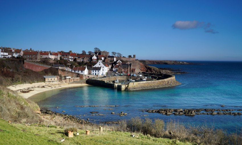 puerto del bonito pueblo de crail en un d a soleado escocia