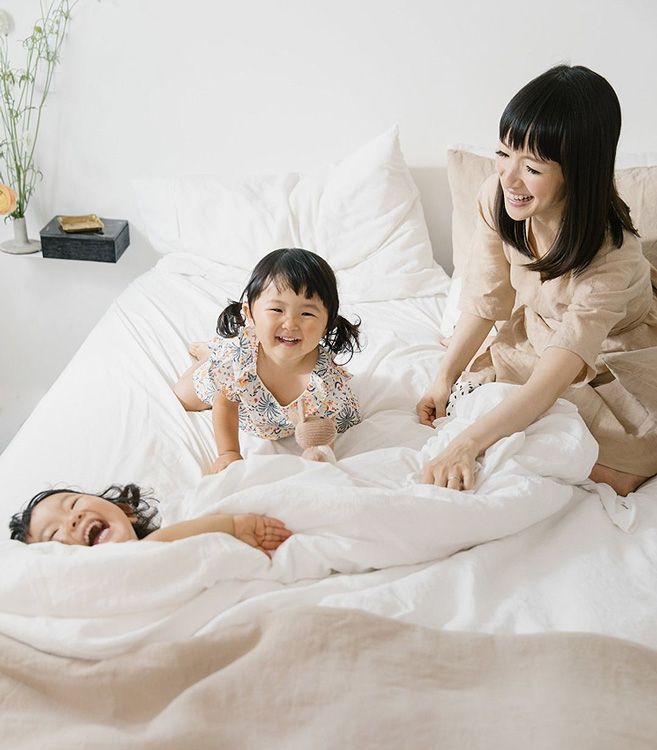 Marie Kondo junto a sus dos hijas 