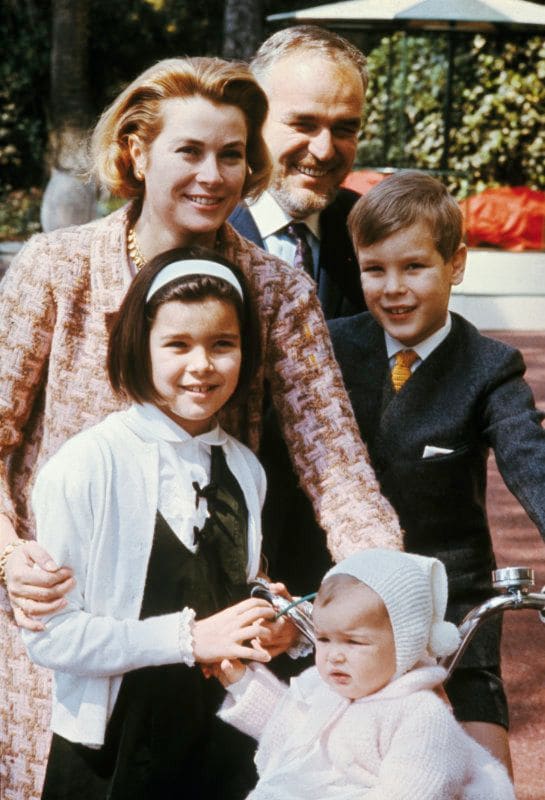 Rainiero y Grace Kelly con sus hijos