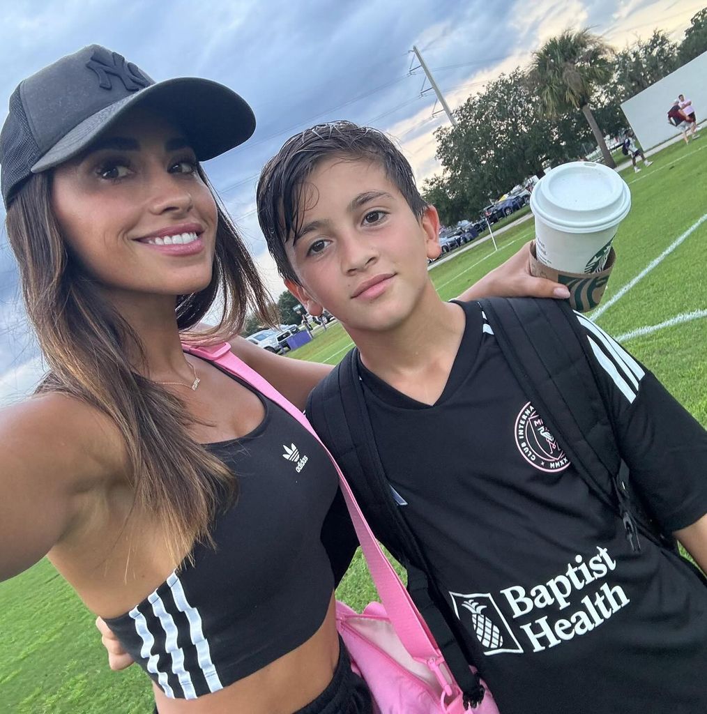 Antonela Roccuzzo y Leo Messi celebran el triunfo de sus hijos en un torneo de fútbol