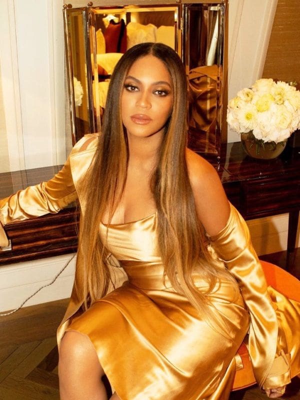 Beyoncé con traje dorado