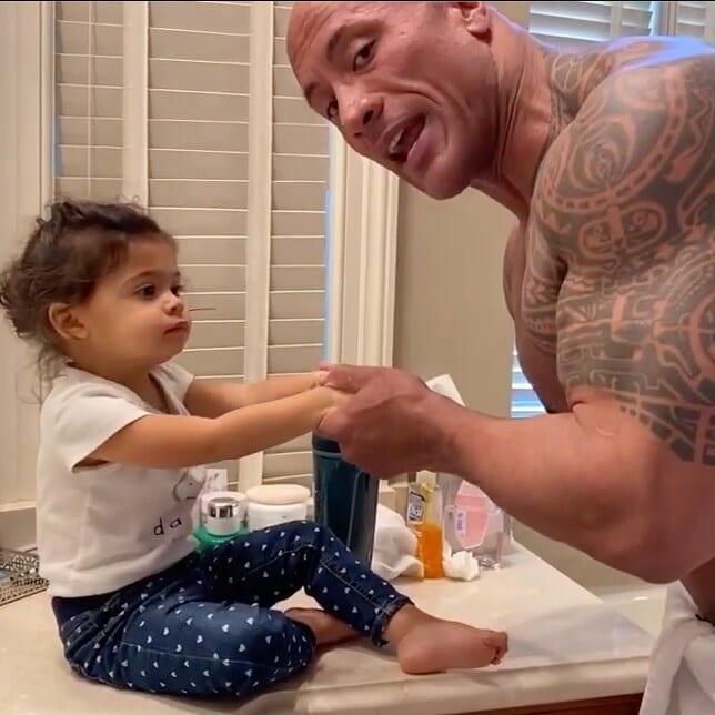 Dwayne Johnson y su hija lavándose las manos