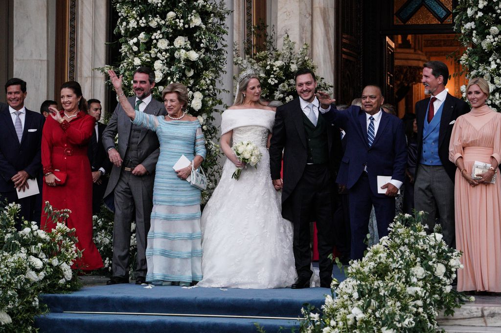 Theodora de Grecia tras su boda en la Catedral de Atenas con su marido y su familia 