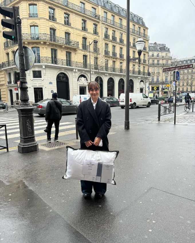 Aitana por las calles de la ciudad de la luz