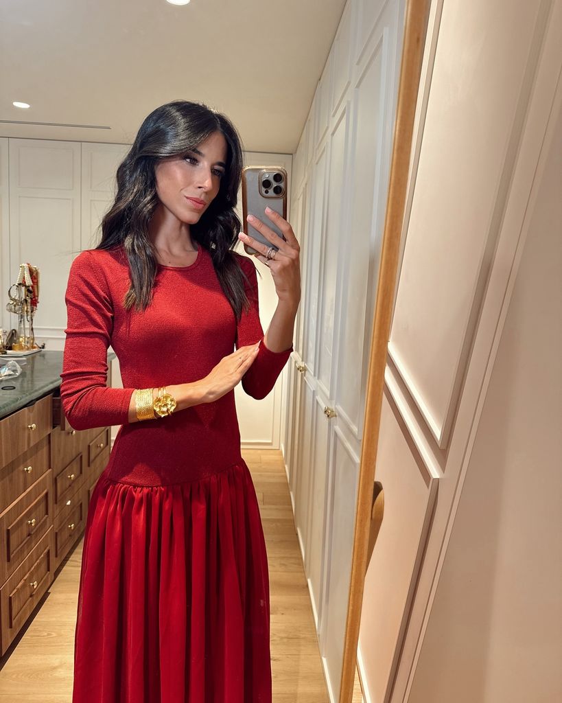 Laura Corsini con joyas doradas y vestido de invitada rojo