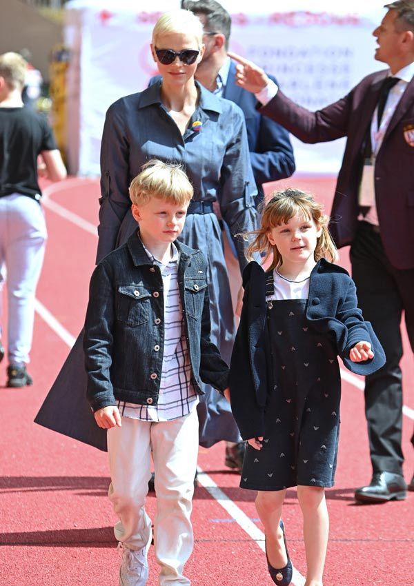 Charlene de Mónaco con un vestido gris