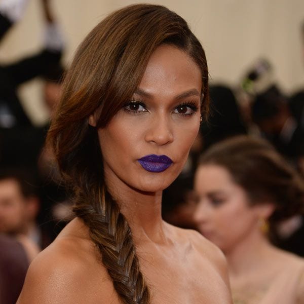 Joan Smalls, durante la gala MET de 2014, con un labial muy atrevido.
