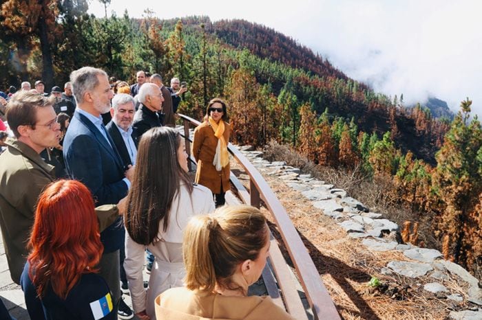Los reyes Letizia y Felipe visitan zonas afectas por el incendio de Tenerife 