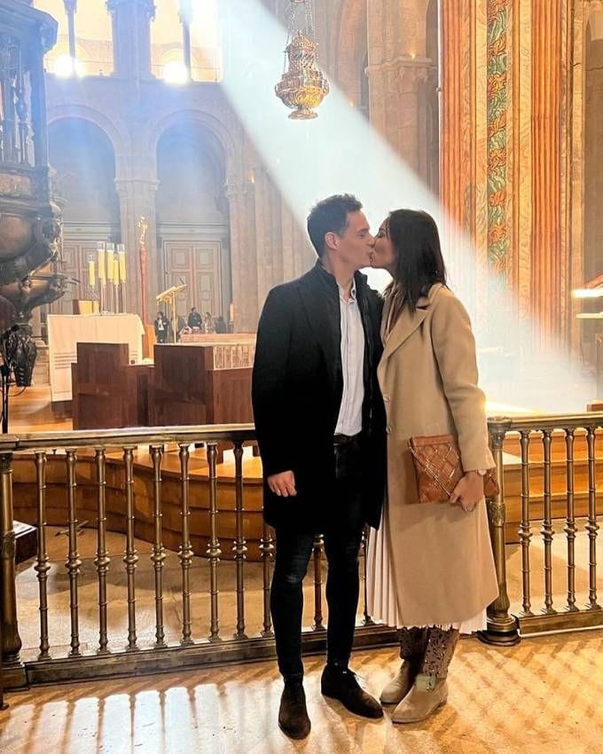 Christian Gálvez y Patricia Pardo, beso en la Catedral de Santiago