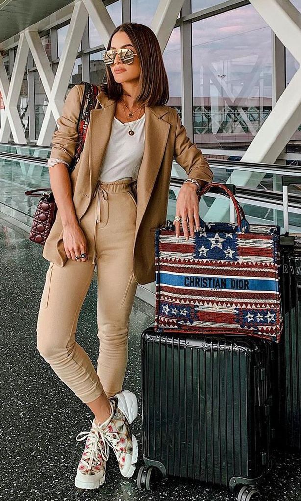 camila coelho con maletas y el bolso dior book tote